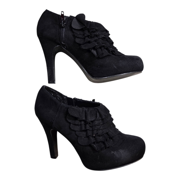 Madden Girl Black Ankle Booties with Ruffle Detail Size 6 1/2 4 Inch Heel - Picture 2 of 6